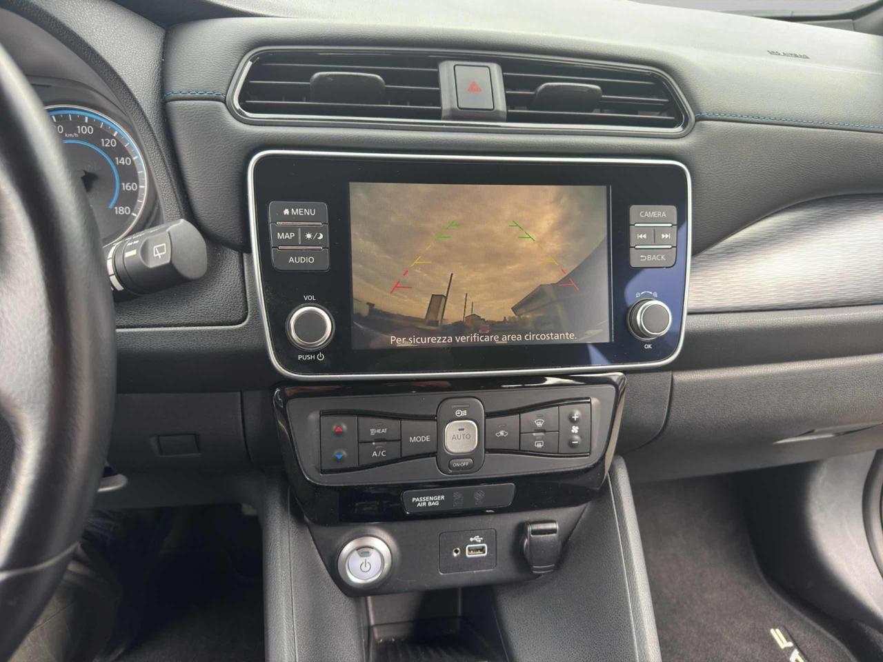 Nissan Leaf ACENTA 40 KWH-NAVI-SENSORI-RETROCAMERA-POKI KM-