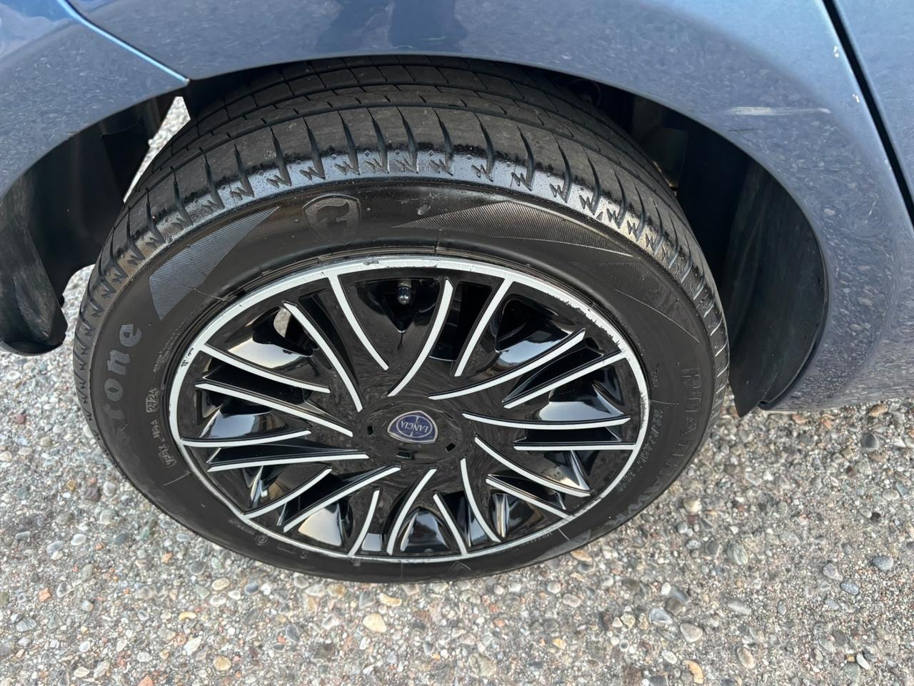 Lancia Ypsilon 1.0 FireFly Hybrid Silver NO VINCOLI DI FINANZIAMENTO