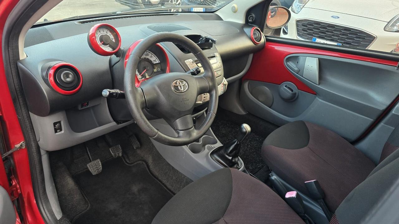 Toyota Aygo 1.0 12V VVT-i 5 porte Sol Connect Red Edition