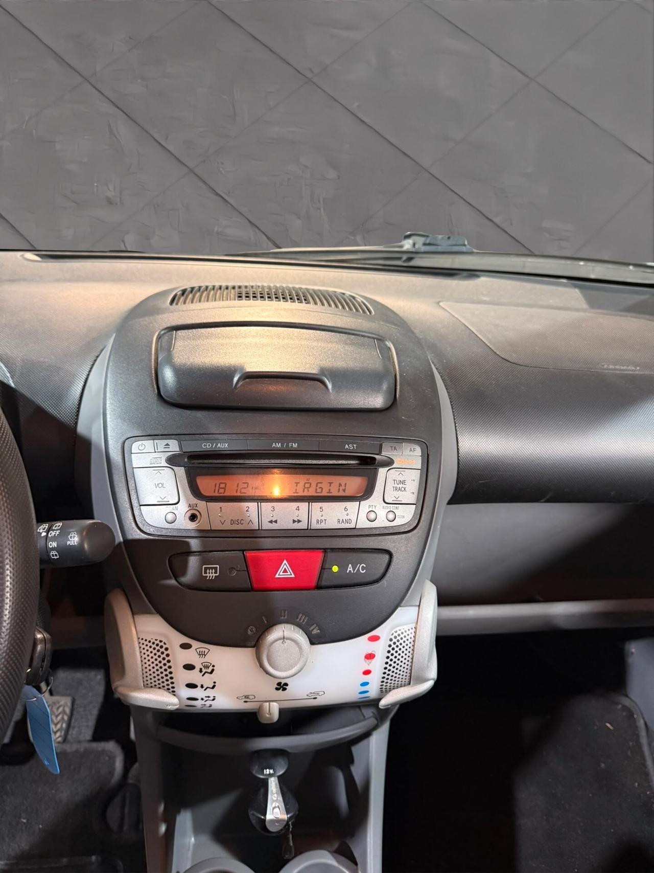 Toyota Aygo 1.0 12V VVT-i 5P Sol Connect RED