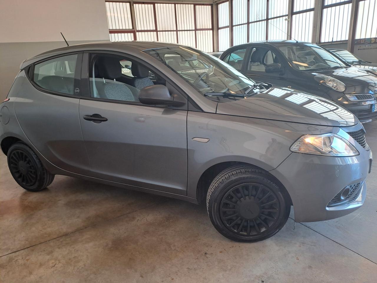 Lancia Ypsilon 1.0 FireFly 5 porte S&S Hybrid Ecochic Silver