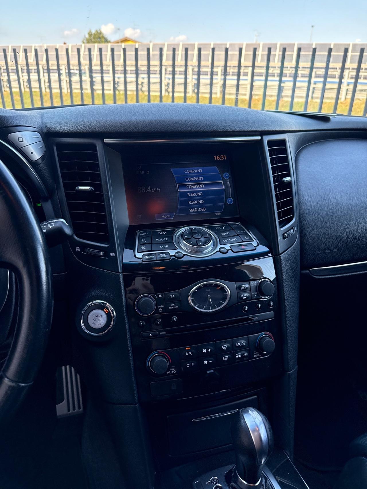 Infiniti QX70 3.0 diesel V6 AT S Design