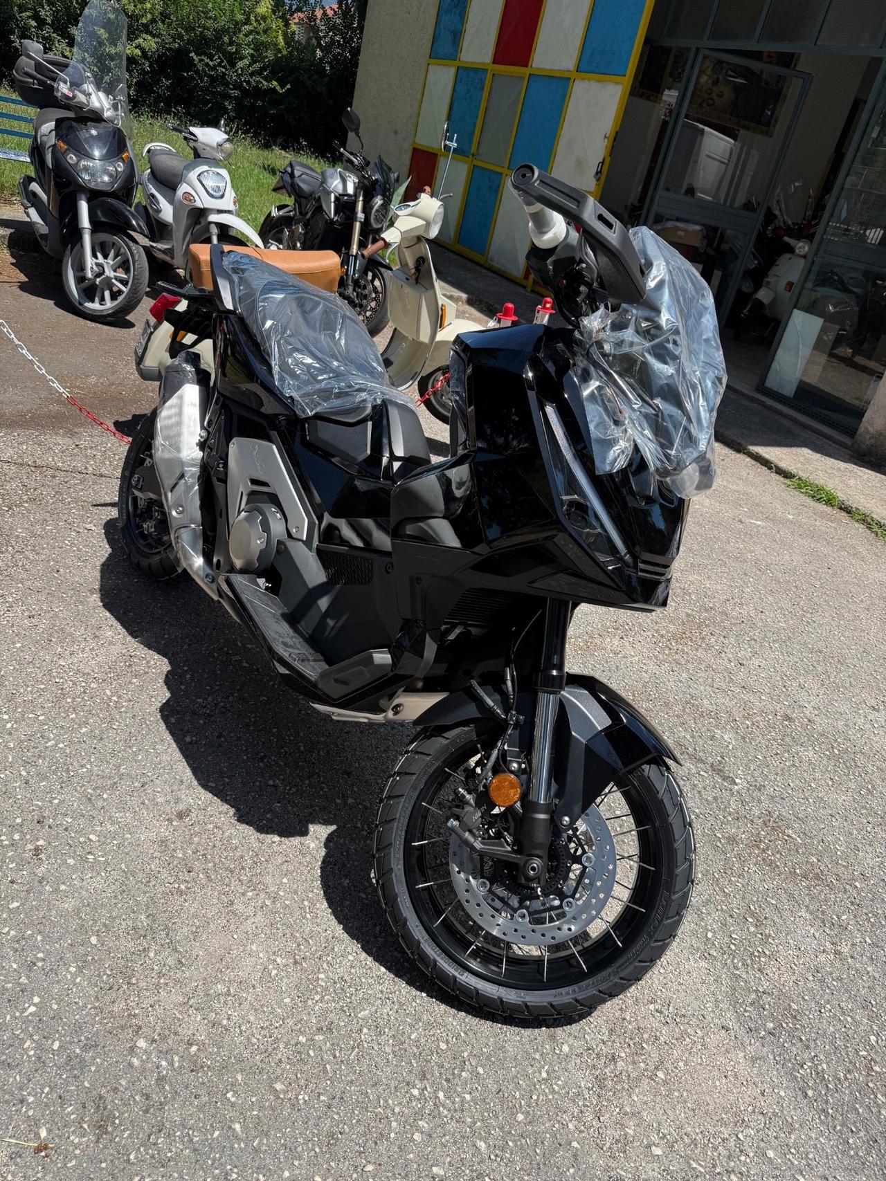 Honda X-ADV 750 nuovo TRIS DI VALIGIE