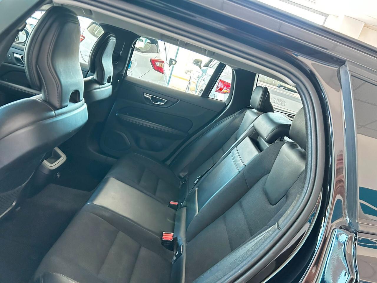 Volvo V60 D3 2.0D SOLO X RIVENDITORI 2019