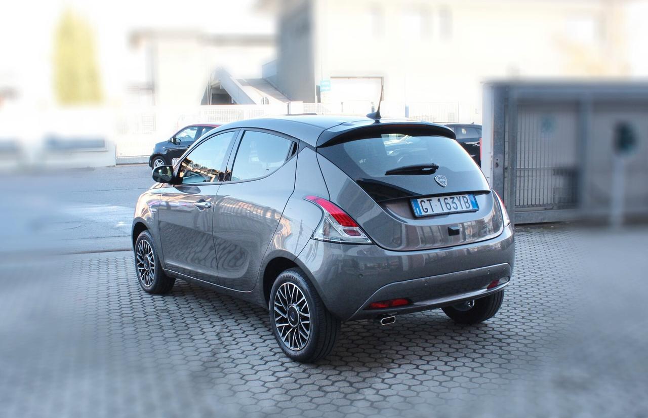 Lancia Ypsilon 1.0 FireFly S&S Hybrid Platino-OK NEOPATENTATI