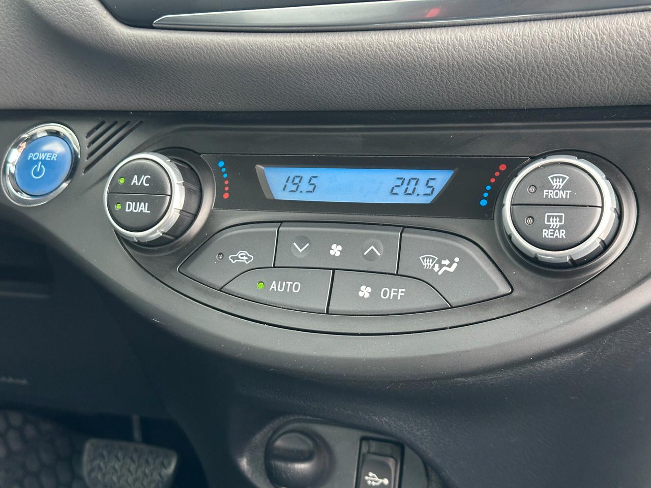 TOYOTA Yaris 1.5 Hybrid 5 porte Business