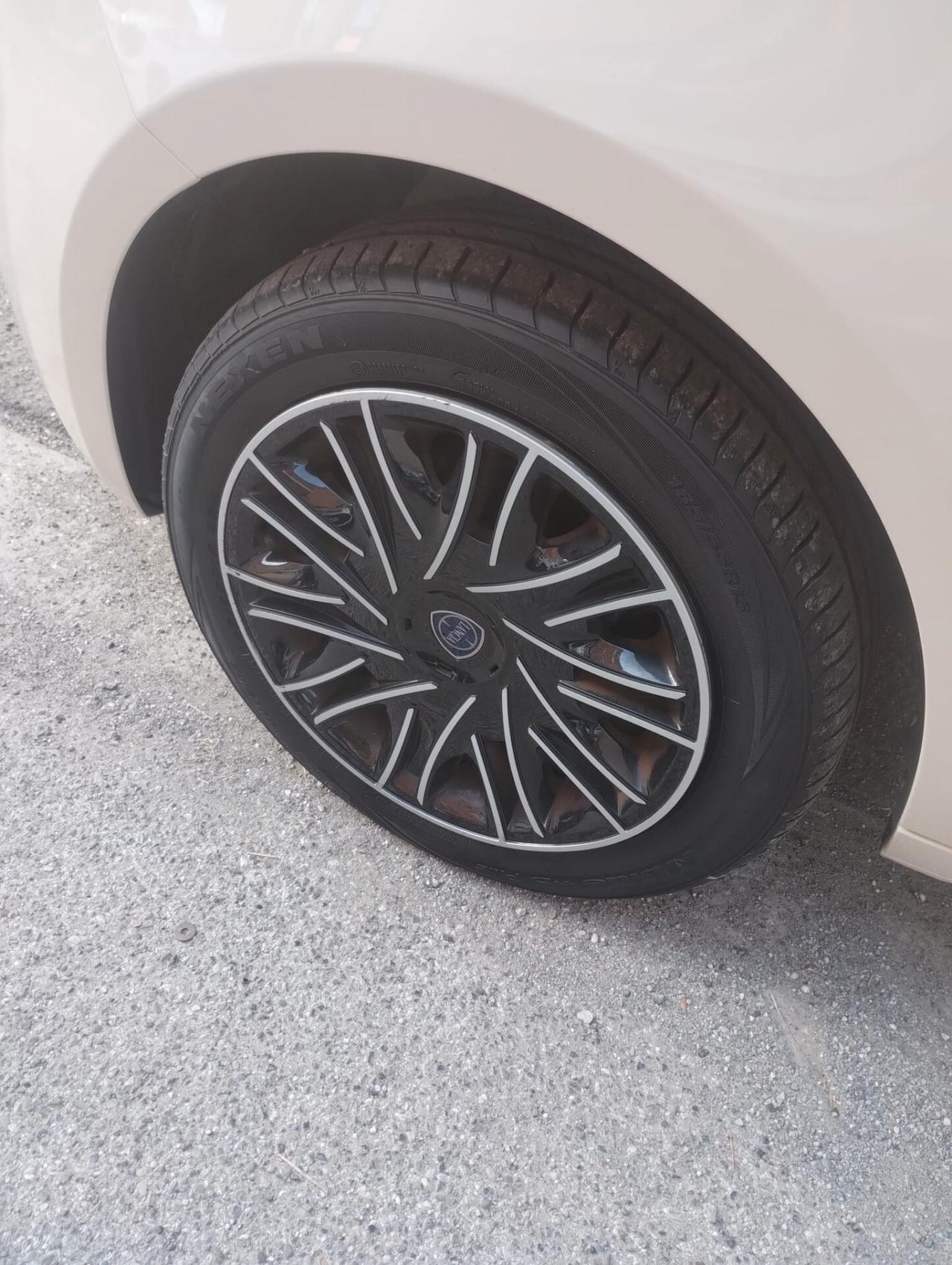 Lancia Ypsilon 1.2 69 CV 5 porte S&S Gold