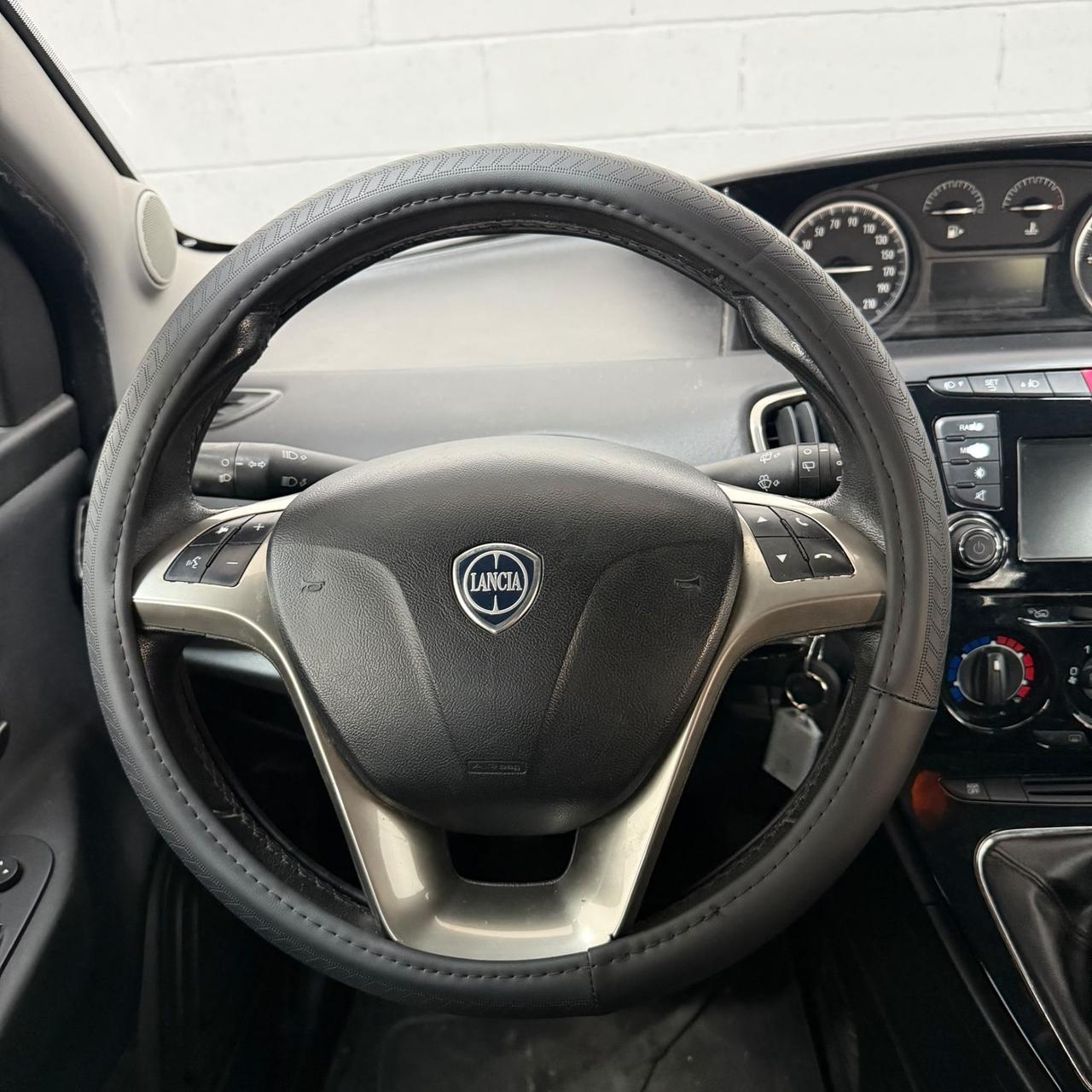 Lancia Ypsilon 1.2 69 CV 5 porte EURO 6 NEOPATENTATI