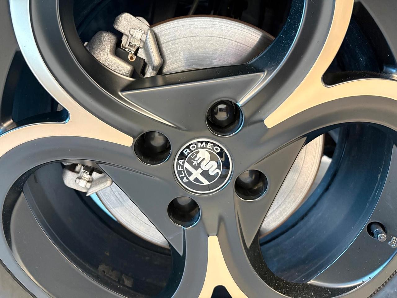 Alfa Romeo Junior INTENSA Hybrid 145 eDCT6 Q4 SPOTICAR
