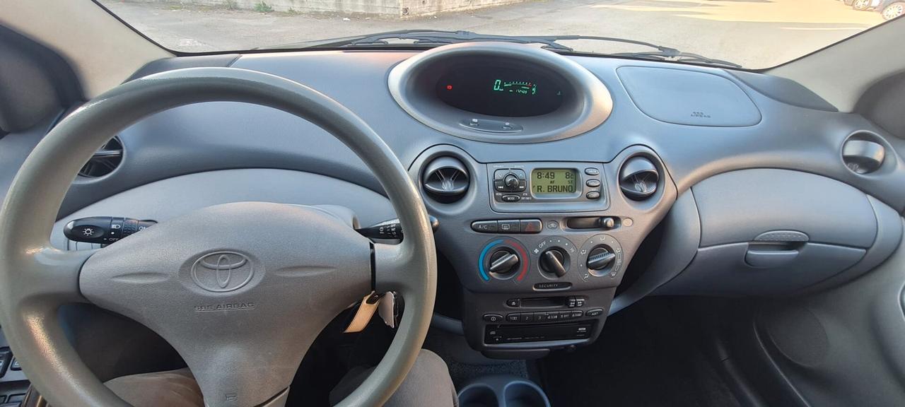 Toyota Yaris 1.0i 16V cat 5 porte Sol