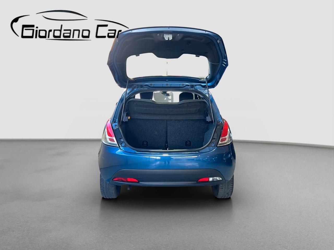 Lancia Ypsilon 1.0 FireFly 5 porte S&S Hybrid Ecochic Silver