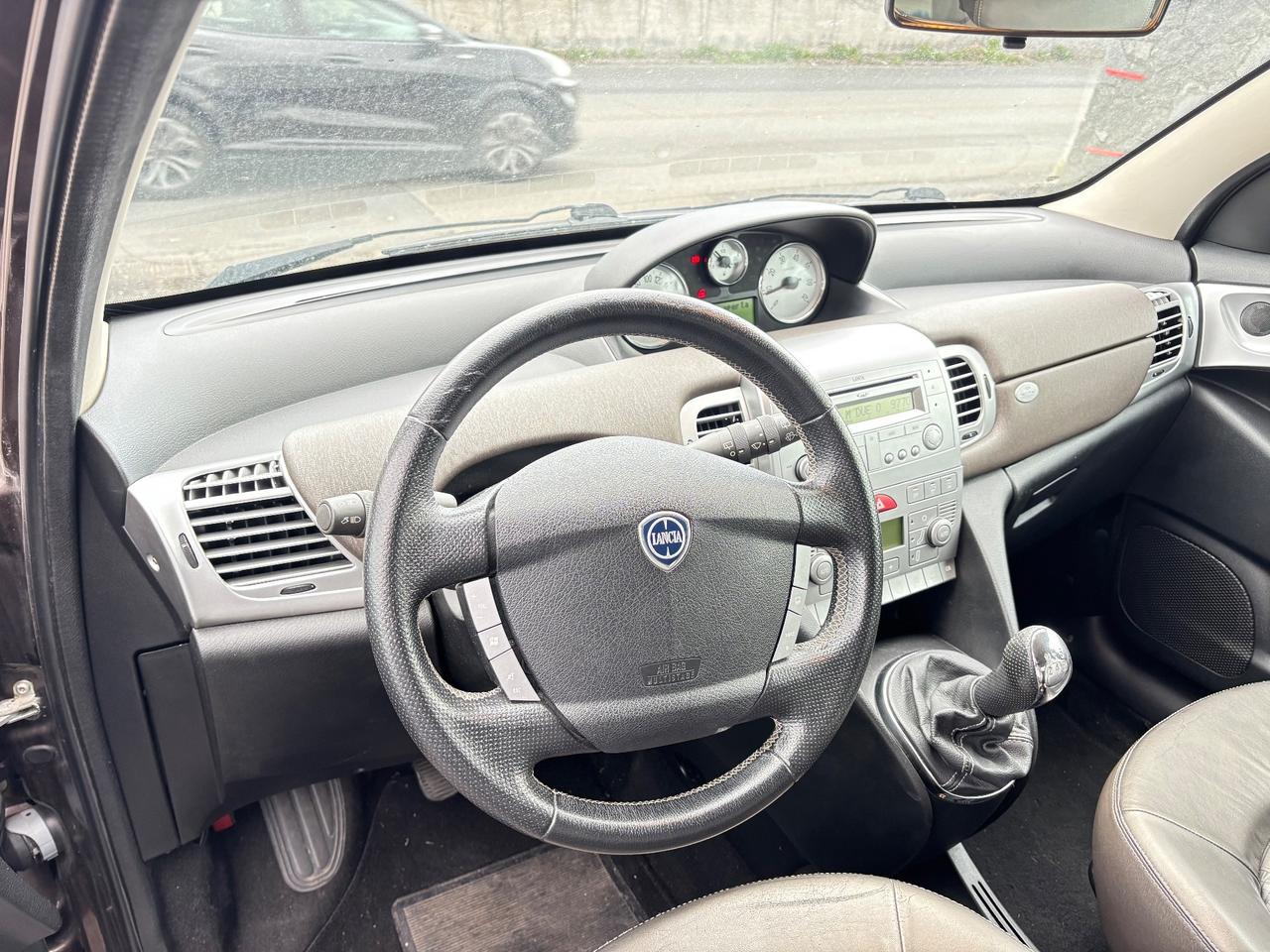 Lancia Ypsilon 1.3 MJT 75 CV Versus