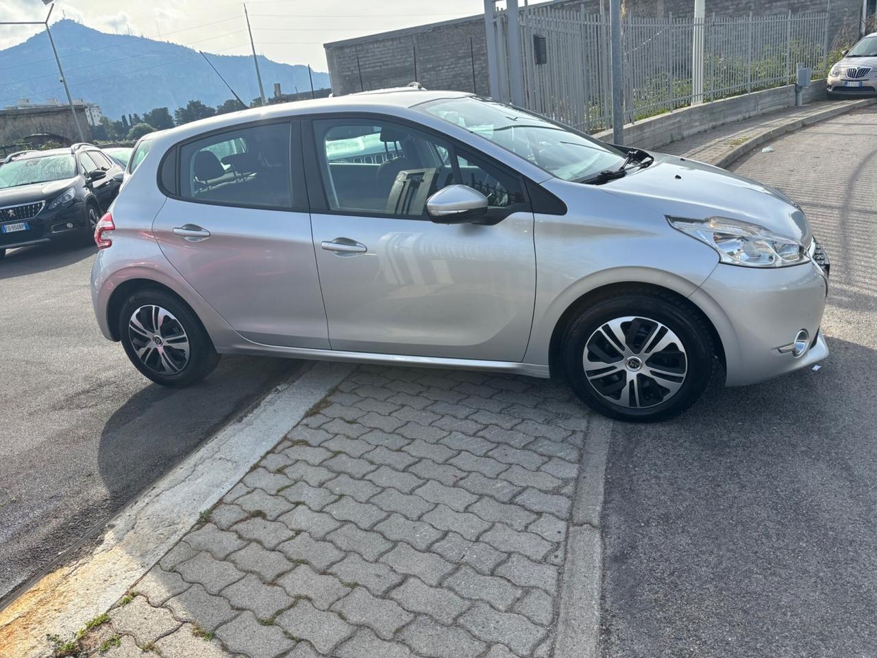 Peugeot 208 1.4 HDi 68 CV 5 porte Allure