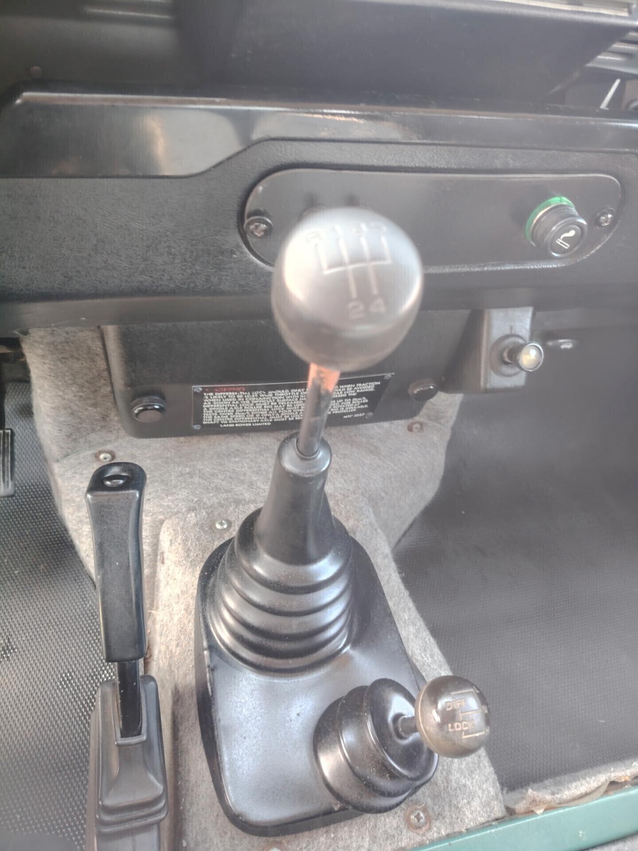 Land Rover Defender 9.0 2.5 Td5 -AUTOCARRO