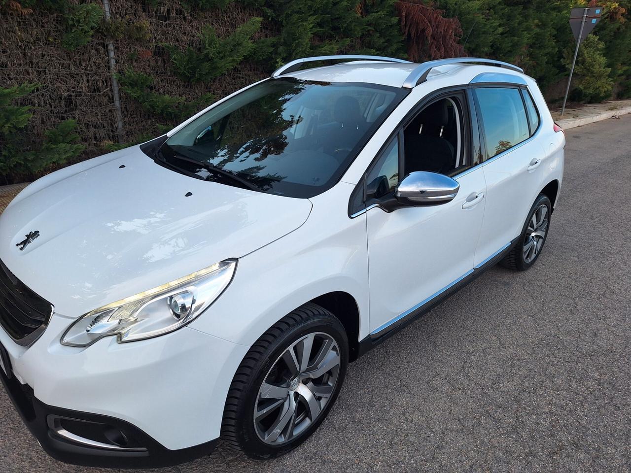 Peugeot 2008 1.6 e-HDi 92 CV "Allure" NAVI