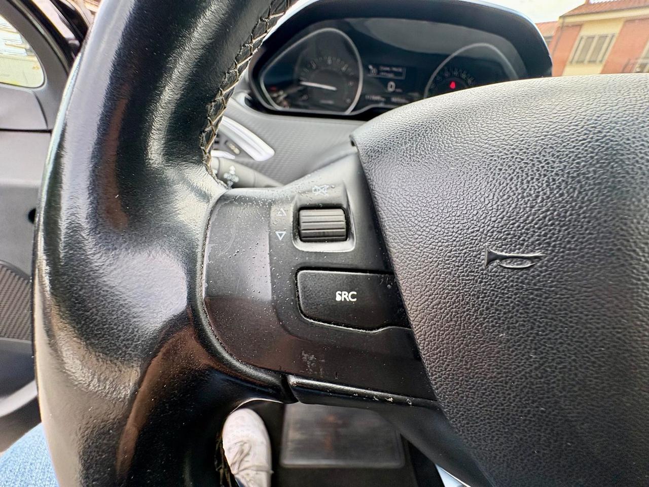 Peugeot 208 Allure 1.6 Blue HDI 75 #10654