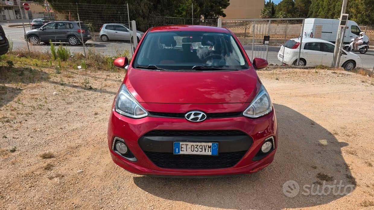 Hyundai i10 1.0 70CV classic pro ( FA UN PO DI FUMO BIANCO ED HA UN CONSUMO D'OLIO ),