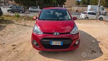 Hyundai i10 1.0 70CV classic pro ( FA UN PO DI FUMO BIANCO ED HA UN CONSUMO D'OLIO ),