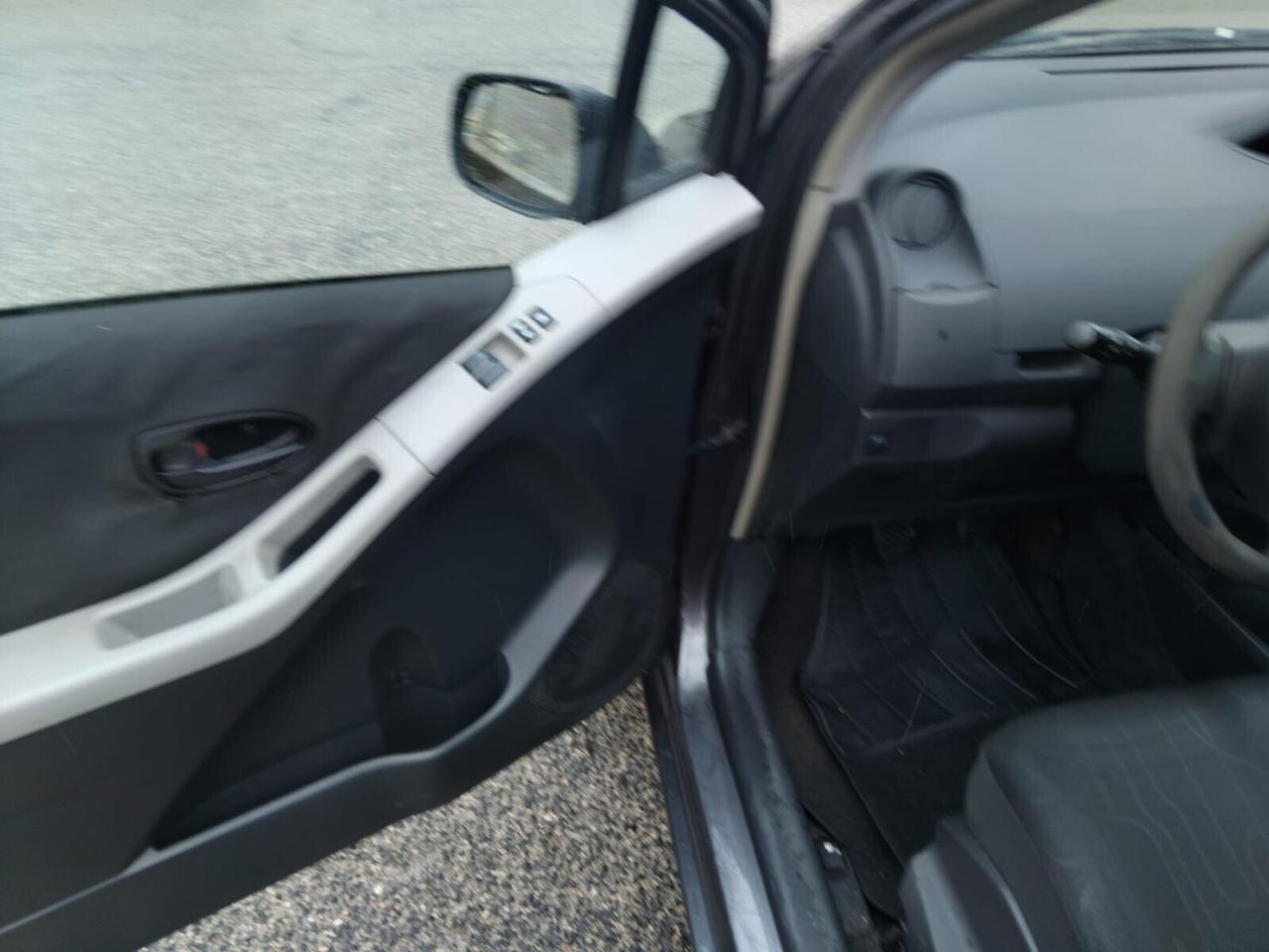 Toyota Yaris 1.0 5 porte Luxury pack