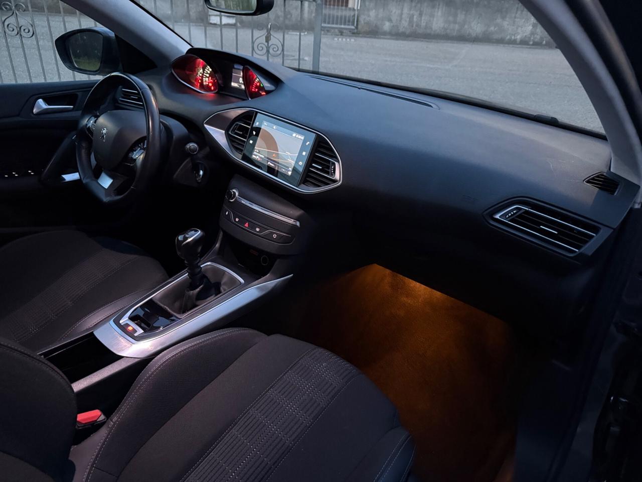 Peugeot 308 1.2 Turbo Benzina POCHI KM 2021 NEOPAT