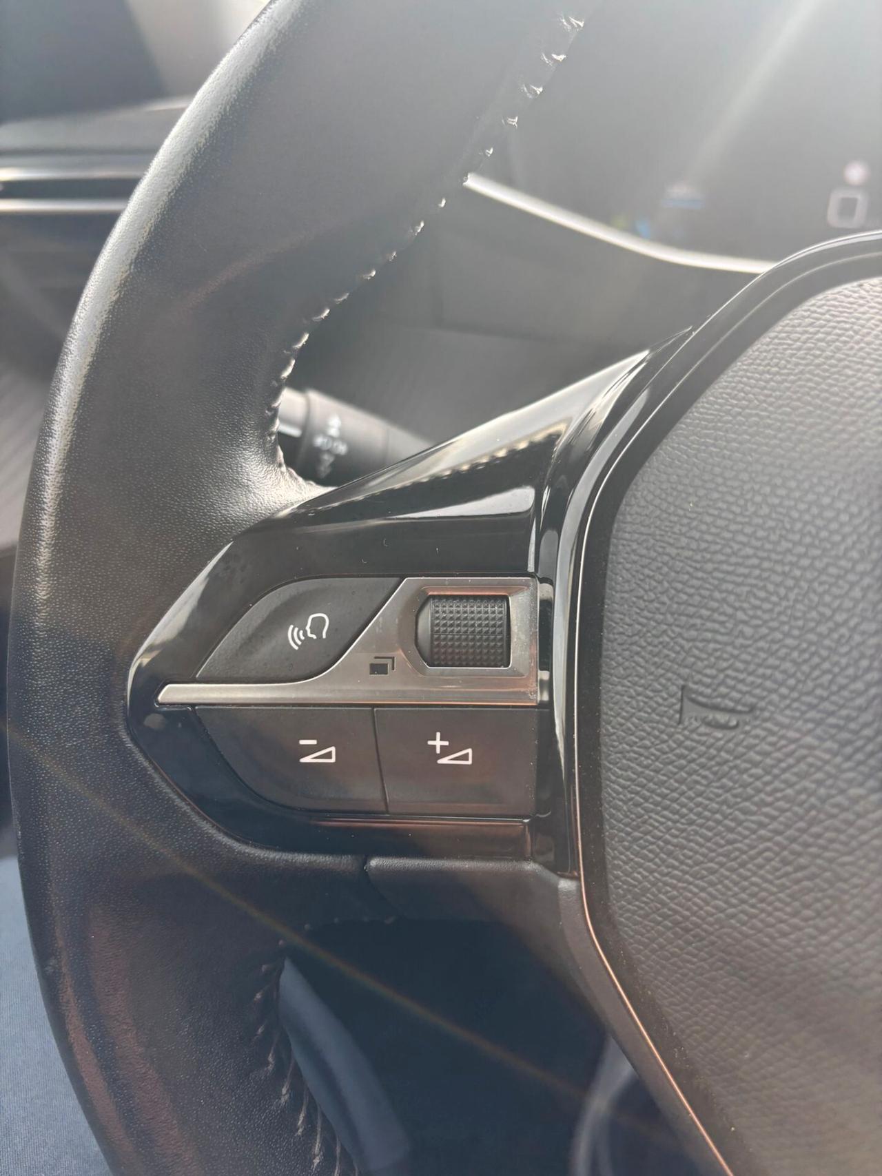 Peugeot 2008 BlueHDi 100 S&S Allure Navi Pack