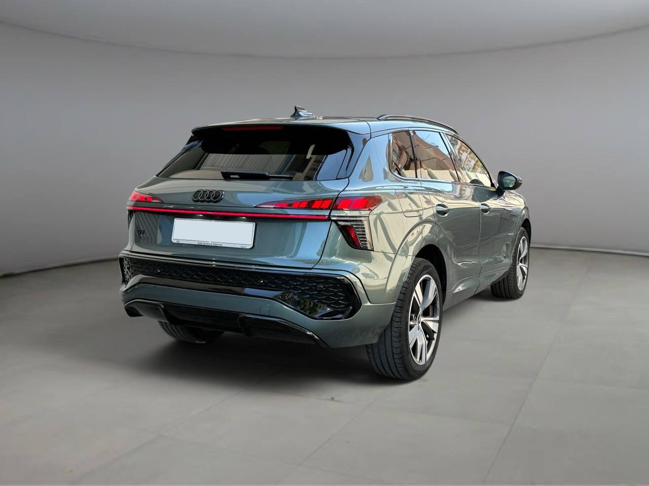 Audi Audi Q3 SUV Business TFSI 110 kW S tronic