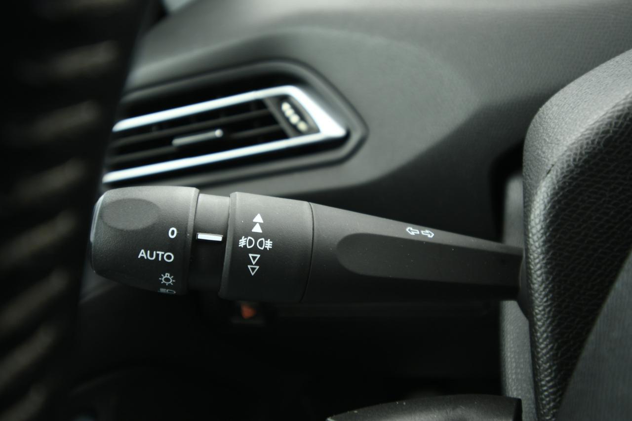 PEUGEOT 308 5p 1.5 bluehdi Business s&s 130cv NEOPATENTATI+APP CONNECT