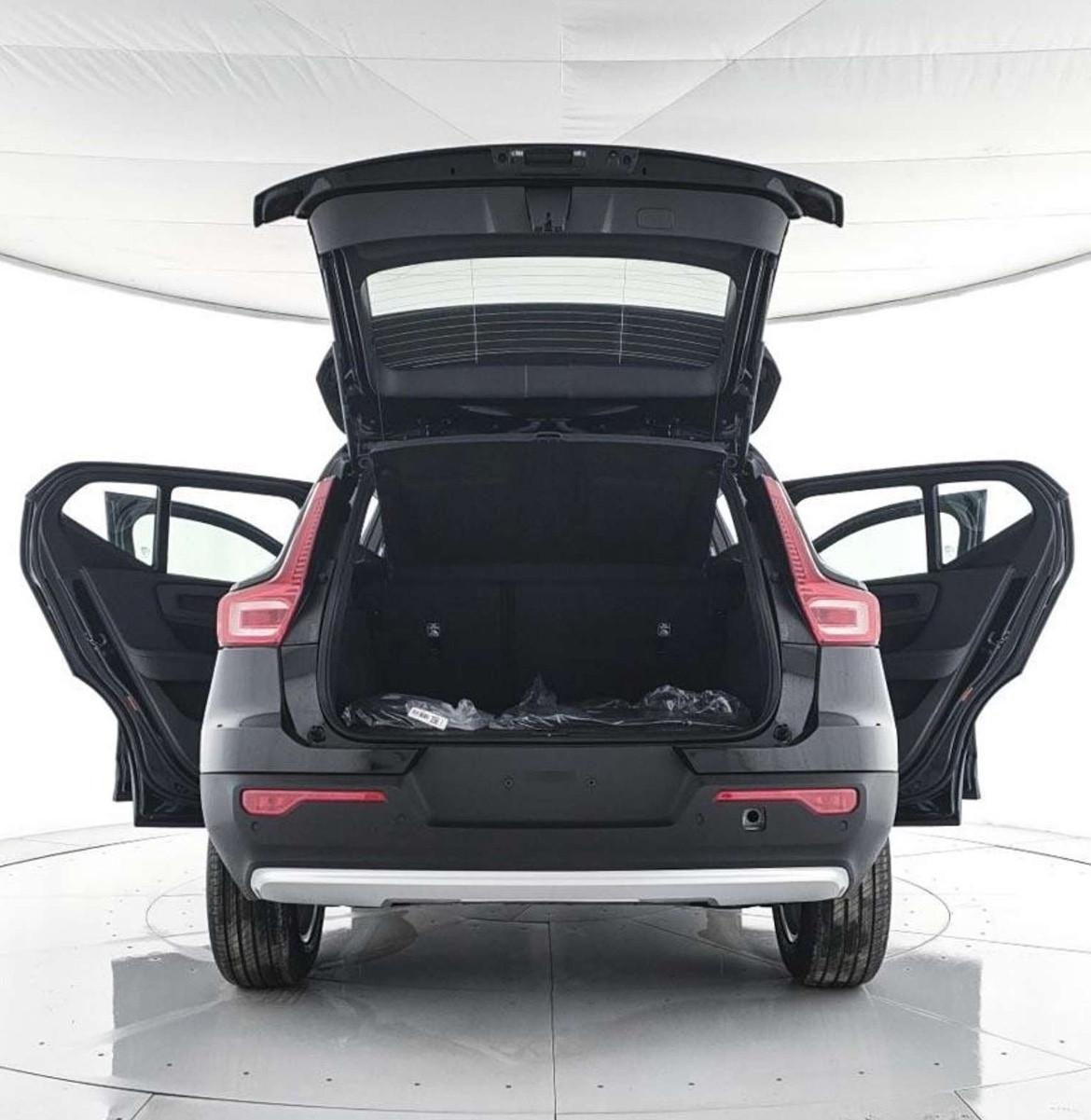 Volvo XC40 B3 automatico MILD HYBRID ELETTRICA NOLEGGIO 12 MESI