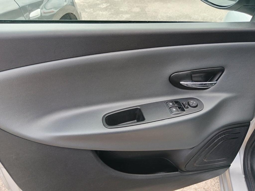 Lancia Ypsilon 1.2 69 CV Unyca