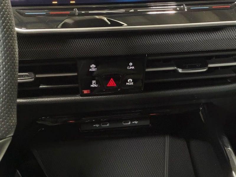 Volkswagen Golf 1.5 eTSI ACT 110kW R-Line DSG CAMERA 360 LED NAVI