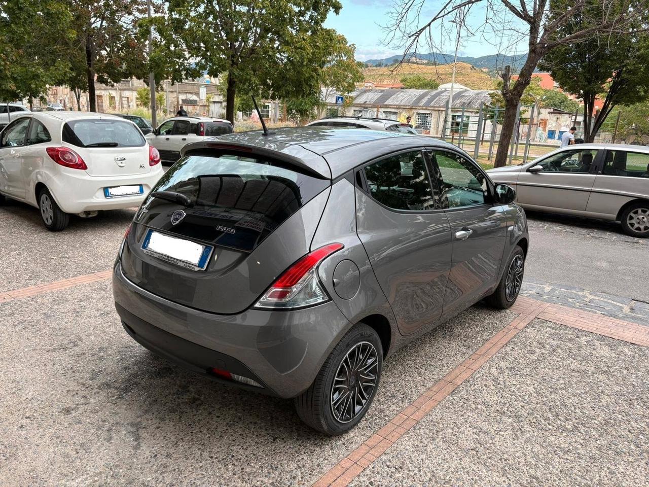 Lancia Ypsilon 1.0 Hybrid Silver - 12/22