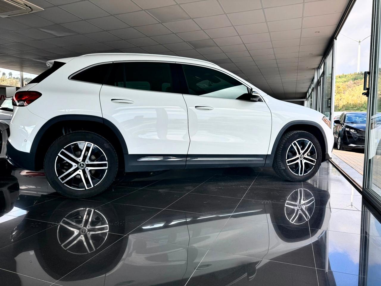 MERCEDES GLA (H247) GLA 200 d Automati...