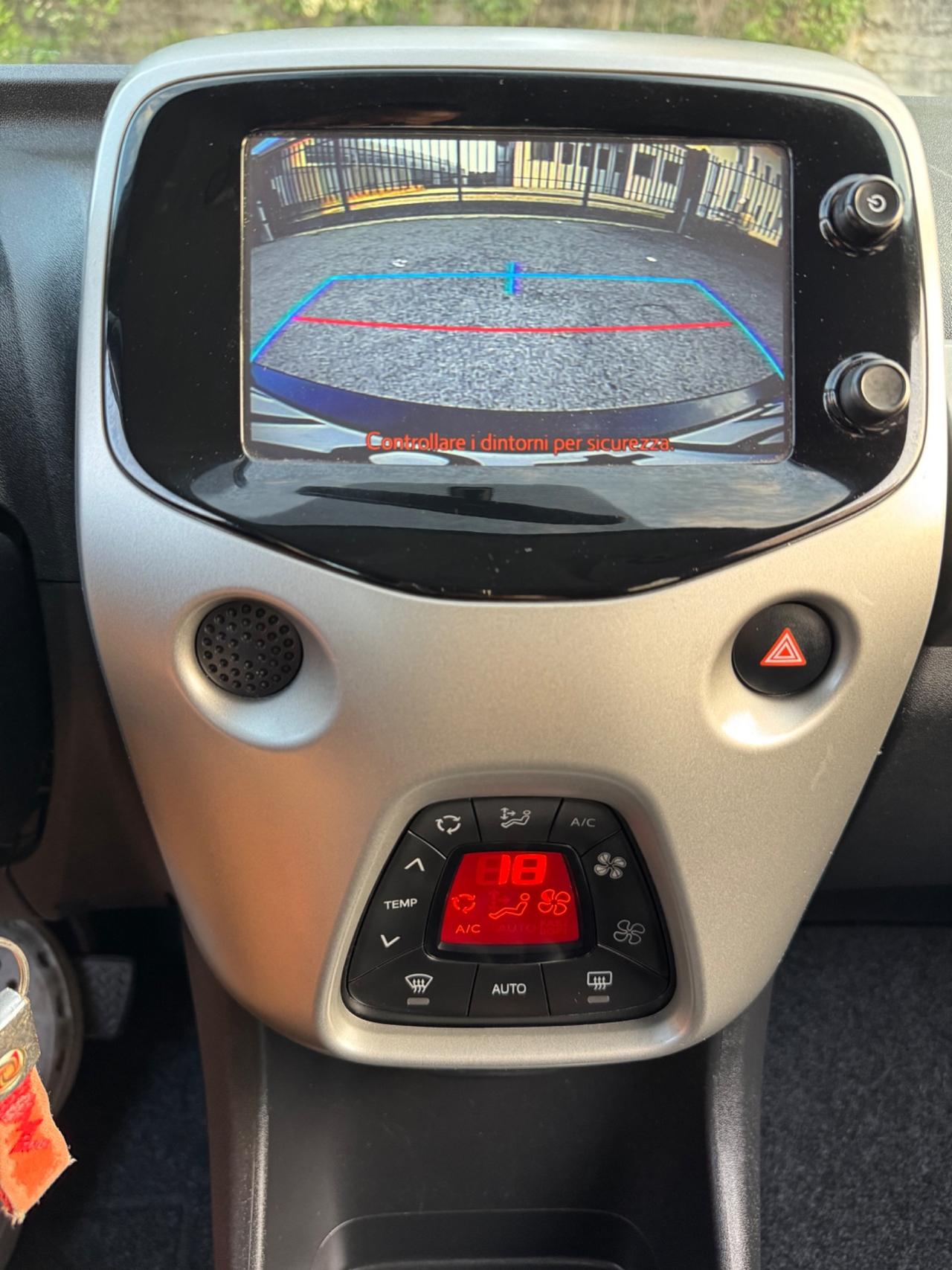Toyota Aygo retrocamera tagliandata Neopatentati