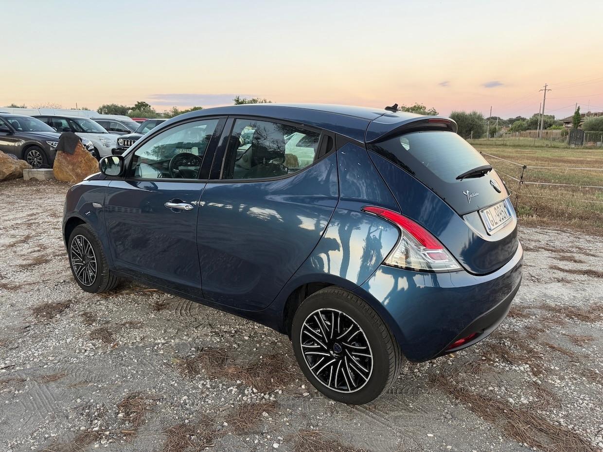 Lancia Ypsilon 1.0 FireFly 5 porte S&S Hybrid Silver