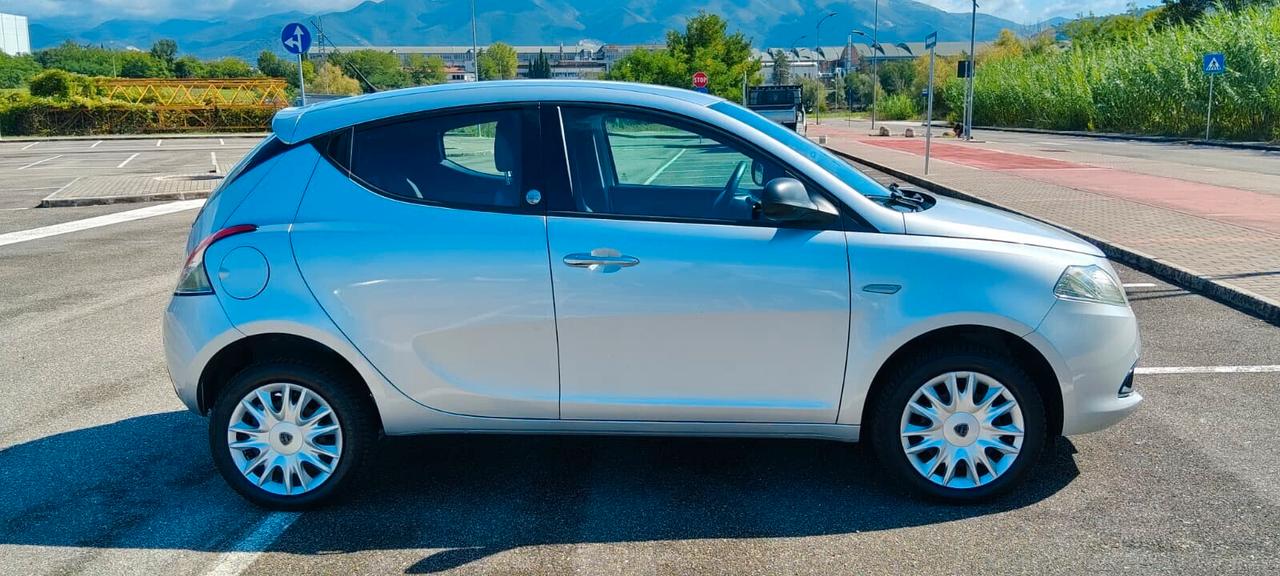 Lancia Ypsilon 0.9 TwinAir 85 CV 5 porte Metano Ecochic Silver