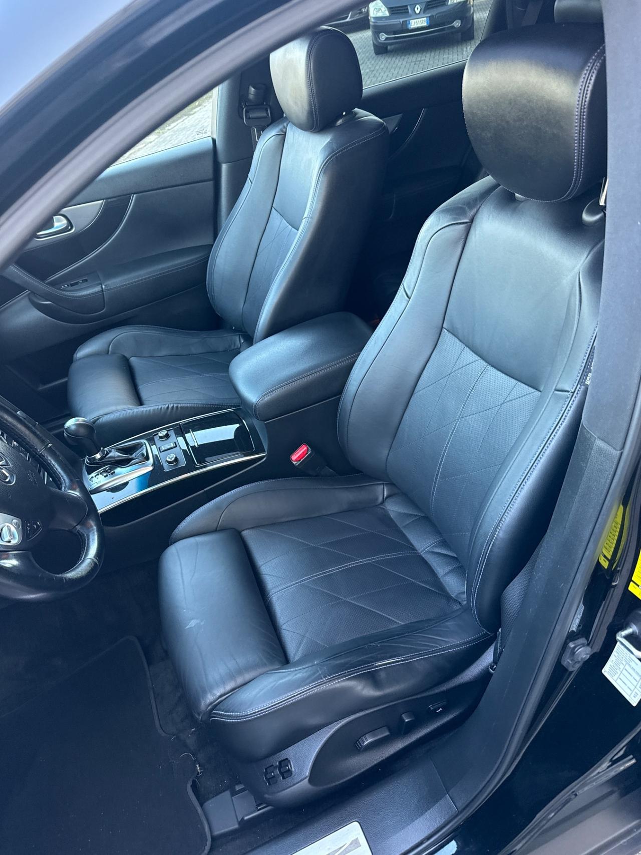 Infiniti QX70 3.0 diesel V6 AT S Design