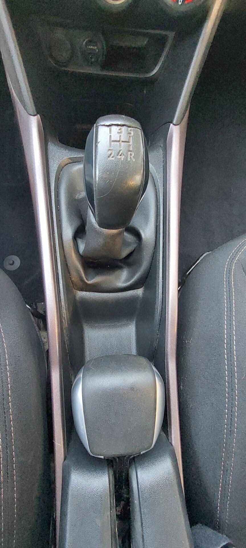 PEUGEOT 2008 1,2 BENZINA GIUDABILE DA NEOPATENTATI TELEFONO NAVIGATORE IMPECCABILE