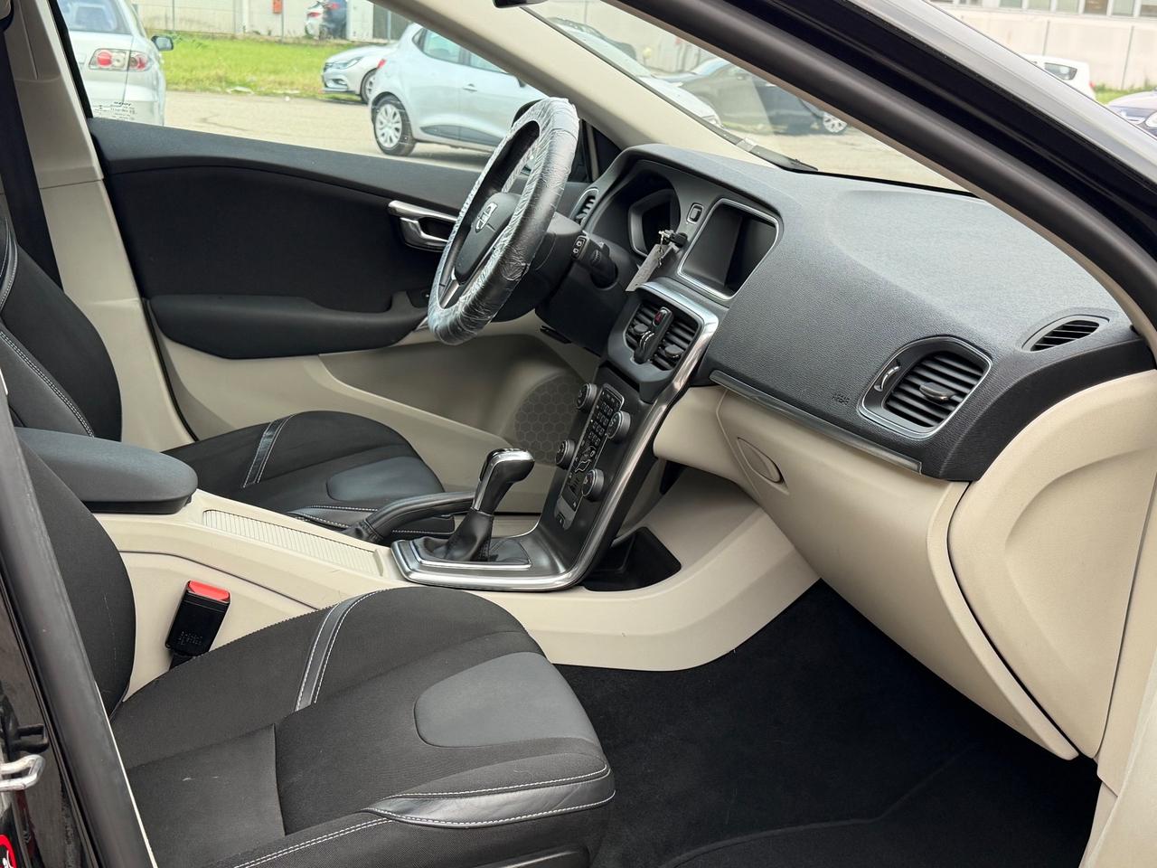 Volvo V40 120CV D2 R-design 2017 EURO6 Neopatentati