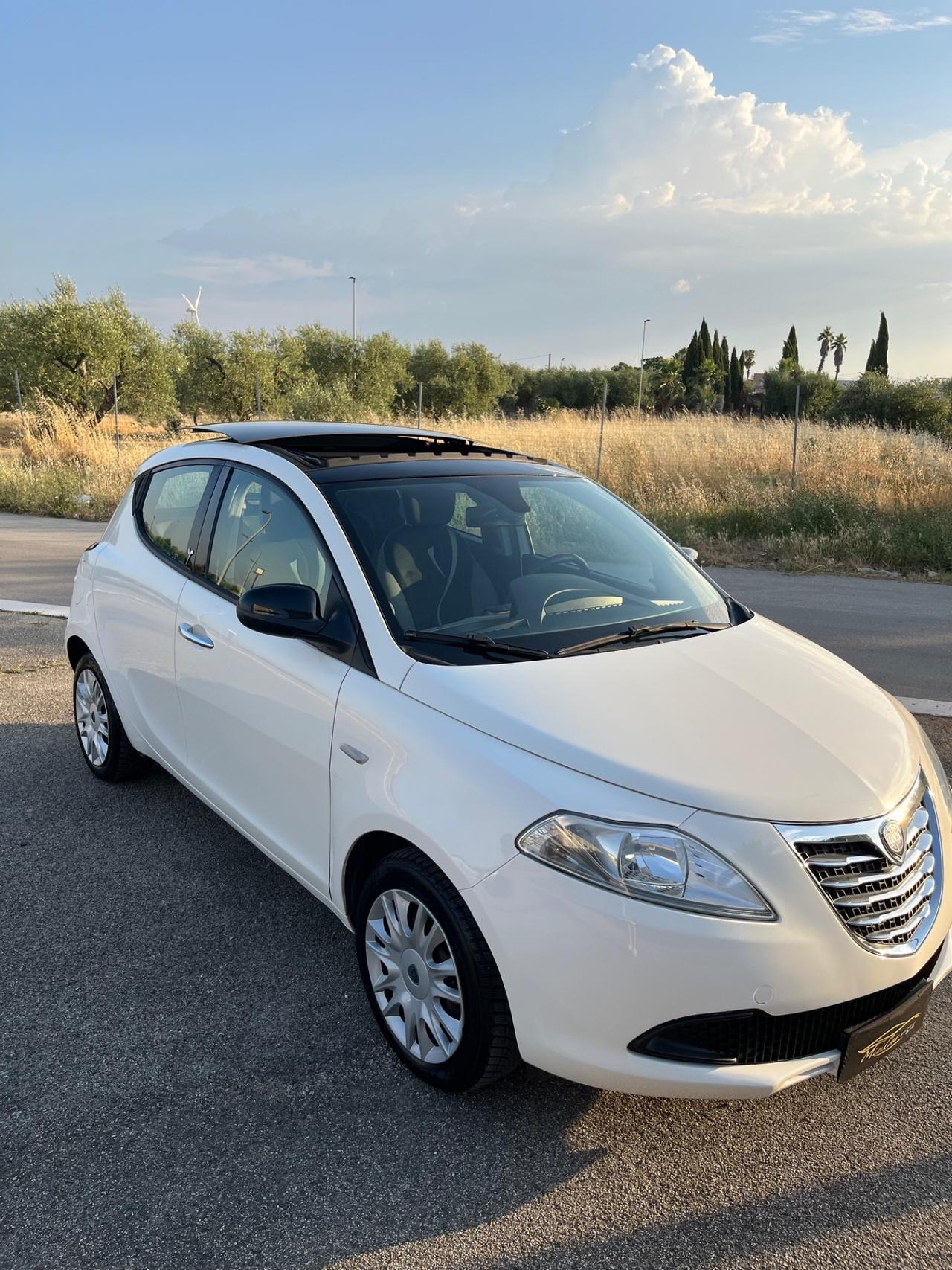 Lancia Ypsilon 1.2 69 CV 5 porte S&S Silver tetto panoramico