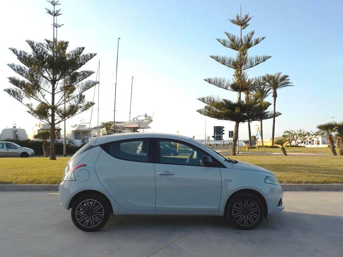 Lancia Ypsilon 1.0 FireFly 5 porte S&S Hybrid Ecochic Gold
