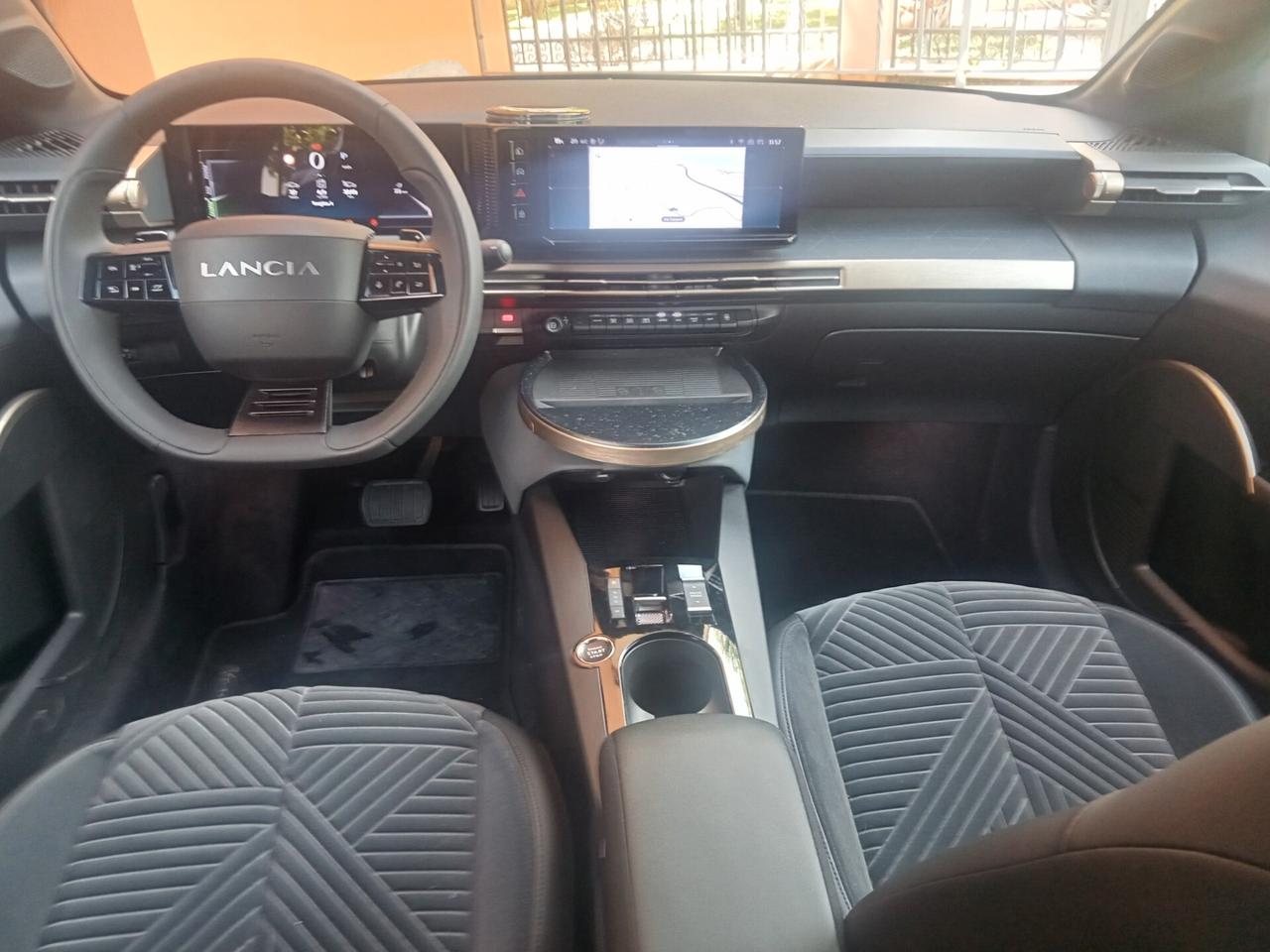 Lancia Ypsilon Hybrid e-DCT LX 2024