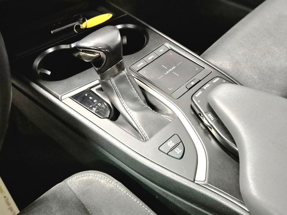 Lexus UX Hybrid 4WD Business