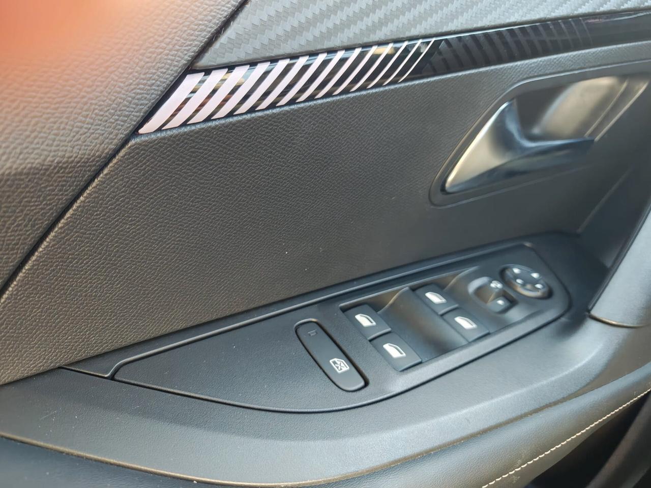 Peugeot 2008 PureTech 130 S&S EAT8 Allure