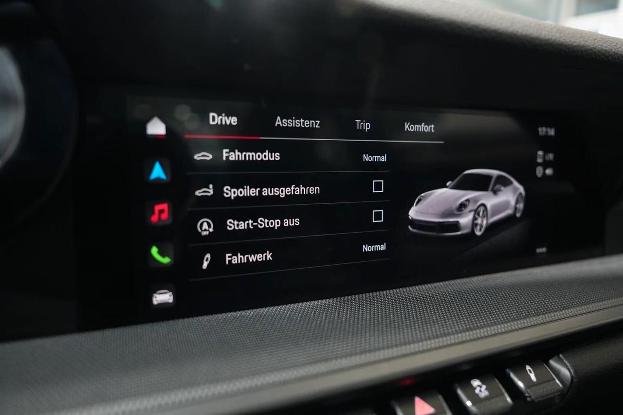 Porsche 992, 911 Coupe 3.0 Carrera auto, sedili sportivi