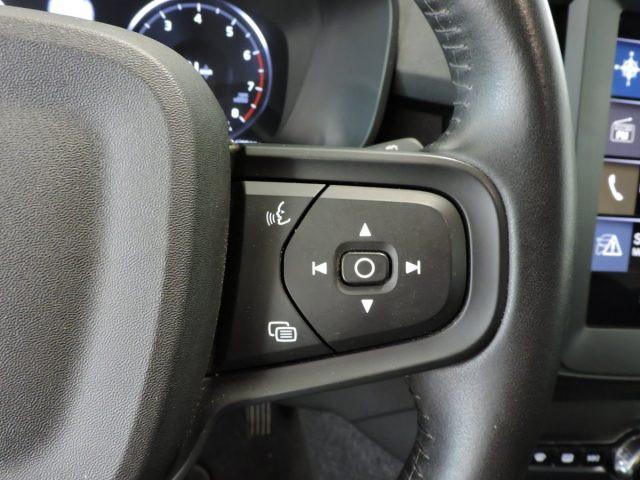 VOLVO XC40 T2 MOMENTUM CORE MANUALE