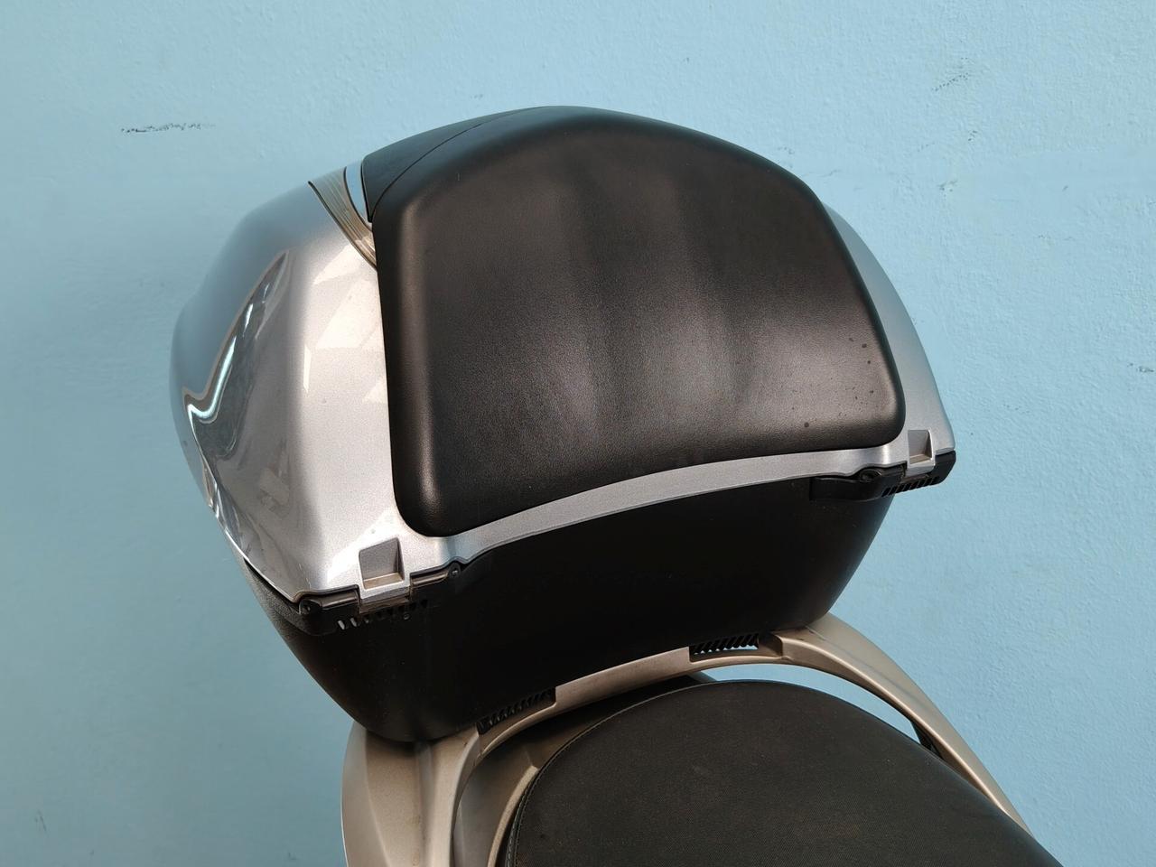 Honda SH 300 con parabrezza alto e bauletto
