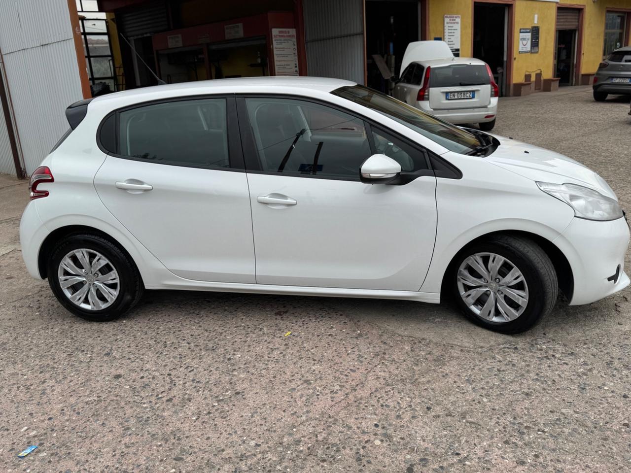 Peugeot 208 1.4 e-HDi 68 CV S&S robotizzato 5 porte Active