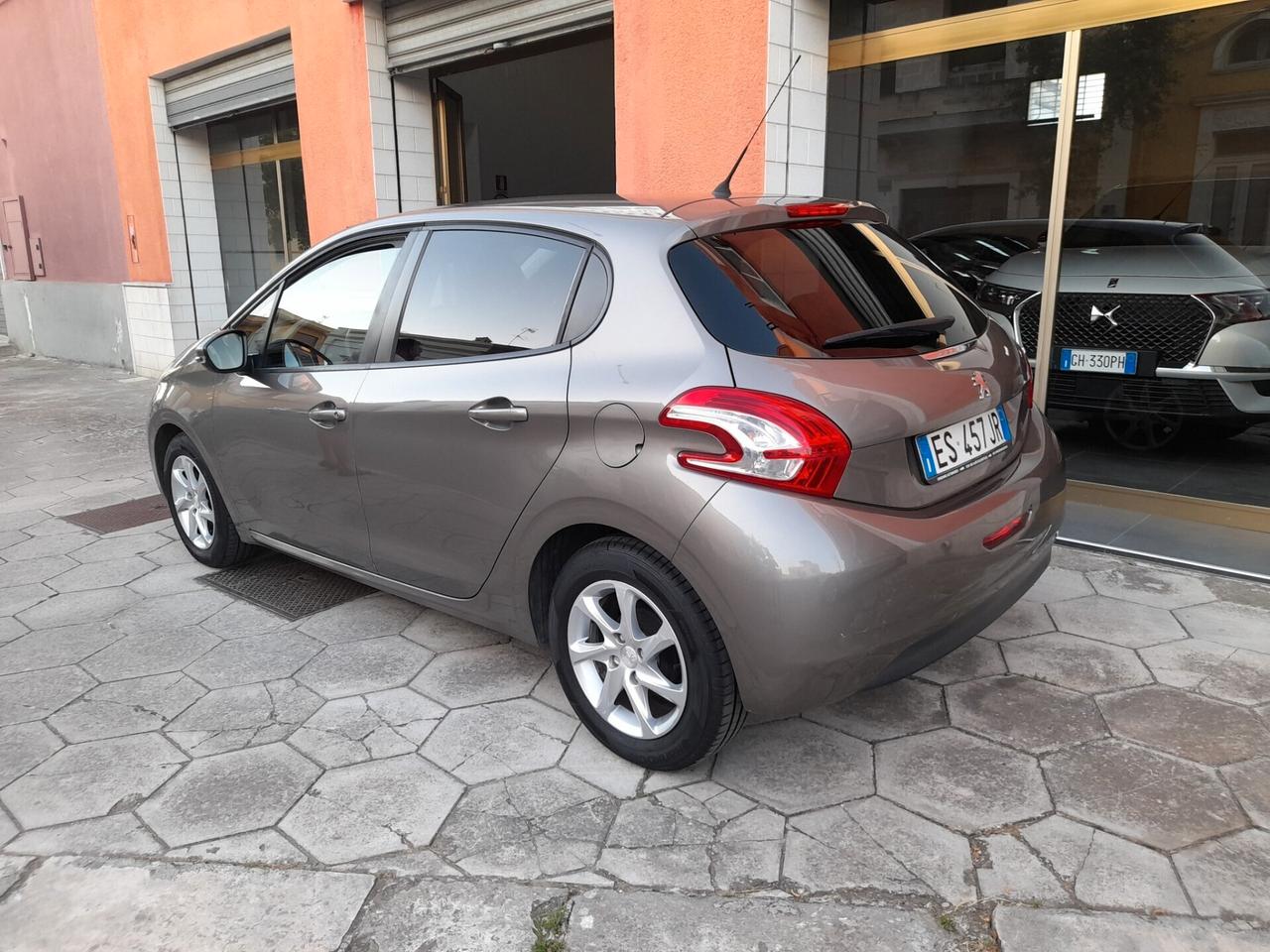 PEUGEOT 208 1.2 5 P