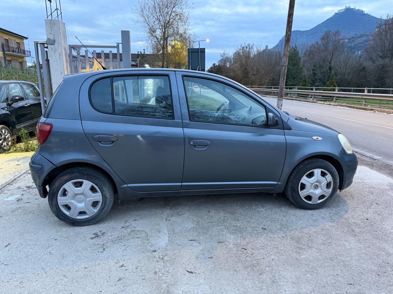 Toyota Yaris 1.0i 16V cat 5 porte Sol