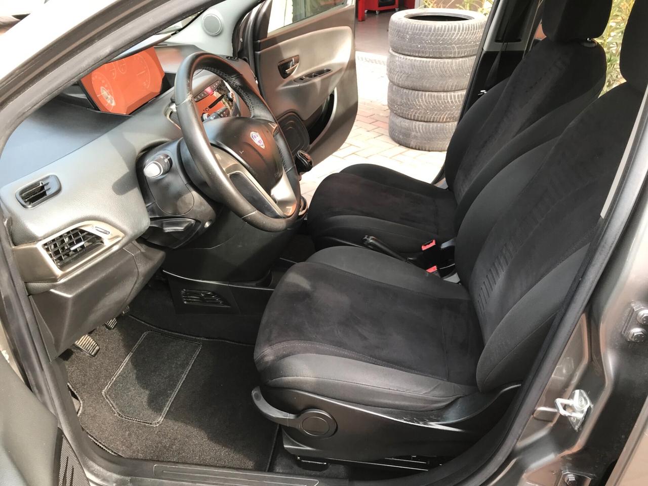 Lancia Ypsilon 0.9 TwinAir 85 CV 5 porte Metano Ecochic Silver